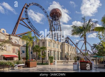 Europa Park Freizeitpark in Deutschland. Voltron Achterbahn. Europäischer Vergnügungspark mit Achterbahnen. Stockfoto
