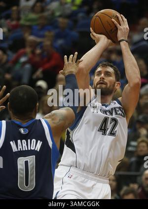 30. Dezember 2013 – Minneapolis, MN, USA – Kevin Love von Minnesota Timberwolves (42) hat am Montag, 30. Dezember 2013, im Target Center in Minneapolis einen Schuss gegen Shawn Marion von Dallas Mavericks (0) geworfen. (Bild: © Richard Tsong-Taatarii/MCT/ZUMAPRESS.com) Stockfoto
