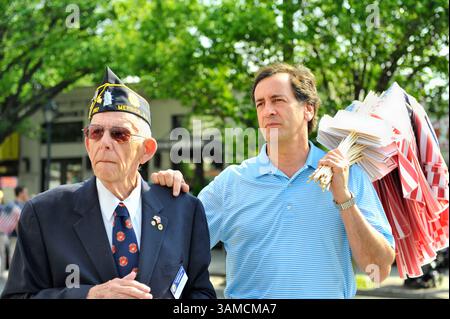 31. Dezember 2103 - Merrick, New York, USA - Akte - New Yorker Senator CHARLES FUSCHILLO (R-Merrick) hat am Dienstag um 23:59 Uhr einen überraschenden Rücktritt gemacht, um Chief Executive der gemeinnützigen Alzheimer's Foundation of America zu werden. Bild: 28. Mai 2012: Merrick, New York, USA, Senator Charles Fuschillo (rechts) mit amerikanischen Flaggen und 1282 Adjutant Robert Tom Riordan, der 2010 von Senator Fuschillo in die Veterans Hall of Fame des NYS Senats aufgenommen wurde, und Co-Vorsitzender der Merrick Memorial Day Parade auf Long Island. (Kreditbild: Stockfoto