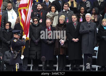 1. Januar 2014: Manhattan, New York, USA: Der ehemalige Präsident Bill Clinton und seine Frau, die ehemalige Außenministerin Hilary Clinton, nehmen rechts an der Eröffnungszeremonie von Bürgermeister Bill de Blasio im Rathaus Teil. Links sind der ehemalige Bürgermeister Michael Bloomberg, die Freundin Diana Taylor und der Gouverneur Andrew Cuomo mit seiner Freundin Sandra Lee. (Bild: © Nancy Siesel/ZUMA Wire/ZUMAPRESS.com) Stockfoto