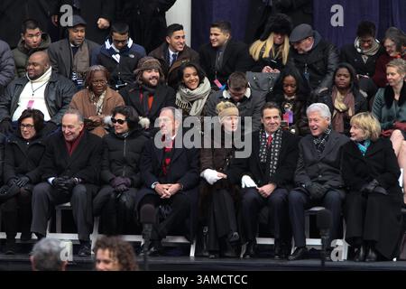1. Januar 2014: Manhattan, New York, USA: Der ehemalige Präsident Bill Clinton und seine Frau, die ehemalige Außenministerin Hilary Clinton, nehmen rechts an der Eröffnungszeremonie von Bürgermeister Bill de Blasio im Rathaus Teil. Auf der linken Seite befinden sich Senator Chuck Schumer mit seiner Frau Iris Weineshall, der ehemalige Bürgermeister Michael Bloomberg und die Freundin Diana Taylor und Gouverneur Andrew Cuomo mit seiner Freundin Sandra Lee. (Bild: © Nancy Siesel/ZUMA Wire/ZUMAPRESS.com) Stockfoto