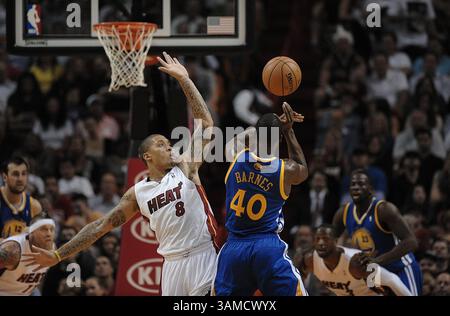 2. Januar 2014 - Miami, FL, USA - Miami Heat Stürmer Michael Beasley beschützt die Golden State Warriors Harrison Barnes während der ersten Halbzeit in der AmericanAirlines Arena in Miami am Donnerstag, 2. Januar 2014. (Bild: © Michael Laughlin/MCT/ZUMAPRESS.com) Stockfoto