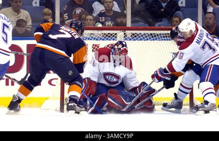 21. November 2007: Cristobal Huet, Torhüter der Montreal Canadiens, stoppt die New York Islanders Trent Hunter im Nassau Veterans Memorial Coliseum in Uniondale, New York. (David L. Pokress/Newsday/MCT) (Kreditbild: © David L. Pokress/MCT/ZUMAPRESS.com) Stockfoto