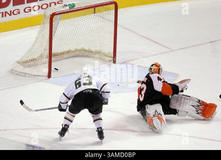 1. Dezember 2007: Mike Ribeiro (links) und der Philadelphia Flyers-Torwart Martin Biron sehen Ribeiros Schuss in der zweiten Phase. Die Stars besiegten die Flyers mit 4:1, am Samstag, 1. Dezember 2007, im Wachovia Center in Philadelphia, Pennsylvania. (Jerry Lodriguss/Philadelphia Inquirer/MCT) (Kreditbild: © Jerry Lodriguss/MCT/ZUMAPRESS.com) Stockfoto