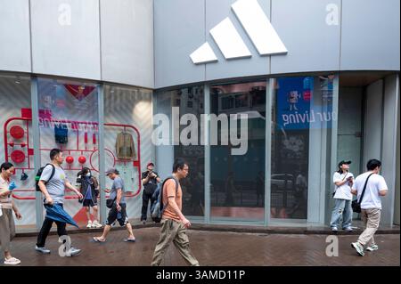 Fußgänger laufen am deutschen multinationalen Sportartikelgeschäft Adidas in Hongkong vorbei. Stockfoto