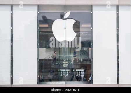 Hongkong, China. August 2024. Käufer werden im US-amerikanischen multinationalen Technologieunternehmen Apple Store in Hongkong gesehen. (Credit Image: © Sebastian ng/SOPA images via ZUMA Press Wire) NUR REDAKTIONELLE VERWENDUNG! Nicht für kommerzielle ZWECKE! Stockfoto