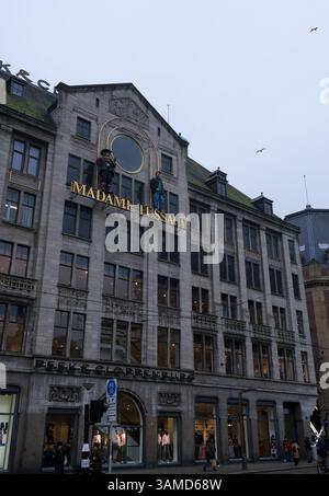 Madame tussauds Wachsmuseum in amsterdam, niederlande, mit dekorativen Figuren an der Gebäudefassade Stockfoto
