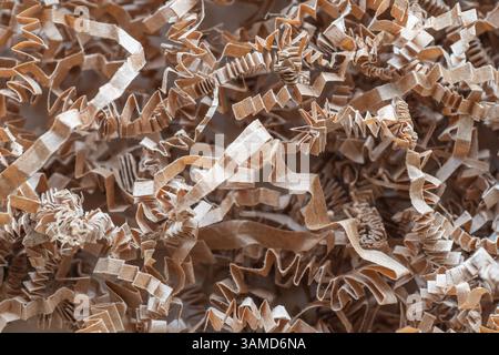 Braunes Papier, geschreddert. Faltenpapier. Verpackungspapierfüller Stockfoto