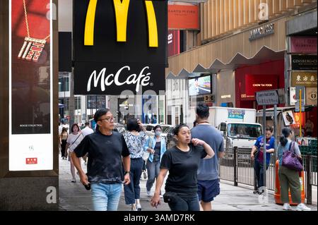 Hongkong, China. August 2024. Fußgänger laufen am McDonald's und McCafe Fast-Food Restaurant in Hong Kong vorbei. (Credit Image: © Sebastian ng/SOPA images via ZUMA Press Wire) NUR REDAKTIONELLE VERWENDUNG! Nicht für kommerzielle ZWECKE! Stockfoto