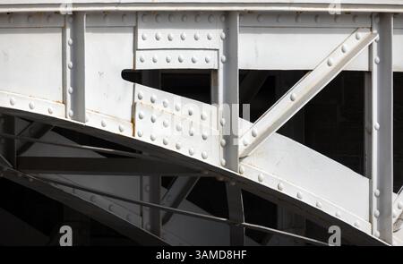 Detailliertes Bild einer Metallbrückenkonstruktion mit Schwerpunkt auf Nieten und technischen Elementen, die industrielle Bautechniken im Rahmen von natura darstellen Stockfoto