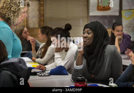 6. Mai 2014 - Federal Way, Wa, USA - Basheera Agyeman spricht mit Lehrer Penny Bullock in der IB Senior Literature Class an der Thomas Jefferson High School in Federal Way, Washington. 2014. Vor vier Jahren beschloss der Bezirk, mehr Schüler mit niedrigem Einkommen und Minderheiten dazu zu bringen, die anspruchsvollsten Gymnasialklassen zu besuchen. Anstatt zu warten, wer sich angemeldet hat, meldete es automatisch alle Teilnehmer an, deren Ergebnisse bei standardisierten Tests zeigten, dass sie mit den Kursen umgehen konnten. (Bild: © Lui Kit Wong/MCT/ZUMAPRESS.com) Stockfoto