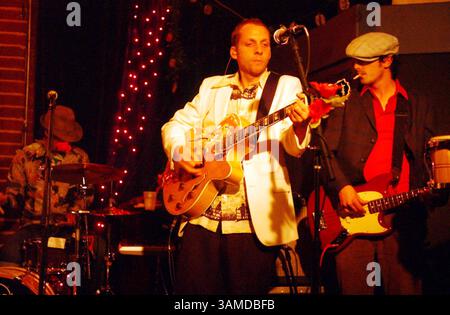 23. September 2006 – Arlington, VA, USA – Chris Root (Mitte) tritt mit Schlagzeuger Mark Robohm (links) und Bassist Mikey Onufrak am 22. September 2006 in Arlington, Virginia auf. Die Gruppe veröffentlichte kürzlich ihr neuestes Album, „Mosquitos III.“ (Chuck Myers/MCT) (Credit Image: © Chuck Myers/MCT/ZUMAPRESS.com) Stockfoto