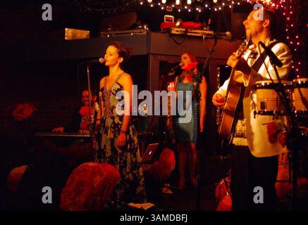 23. September 2006 – Arlington, VA, USA – Jon Marshall Smith (links), Juju Stulbach (Mitte) und Chris Root (rechts) der Mücken treten am 22. September 2006 in Arlington, Virginia auf. Die Gruppe veröffentlichte kürzlich ihr neuestes Album, „Mosquitos III.“ (Chuck Myers/MCT) (Credit Image: © Chuck Myers/MCT/ZUMAPRESS.com) Stockfoto