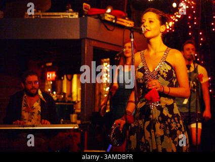 23. September 2006: Arlington, VA, USA: Jon Marshall Smith (links) und Juju Stulbach (rechts) sowie die Back-up-Sängerin Lisa Komara und Sebastian Leal treten am 22. September 2006 in Arlington, Virginia auf. Die Gruppe veröffentlichte kürzlich ihr neuestes Album, „Mosquitos III.“ (Chuck Myers/MCT) (Credit Image: © Chuck Myers/MCT/ZUMAPRESS.com) Stockfoto