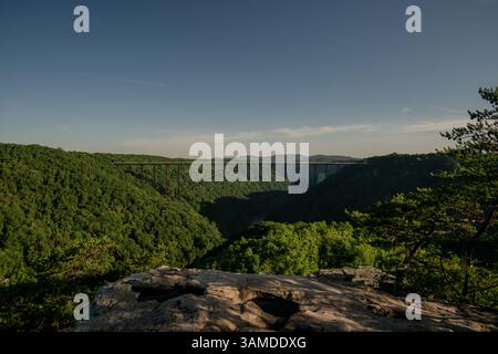 New River Gorge Bridge Stretches Across The Deep Valley Below the end of Long Point Trail Stockfoto