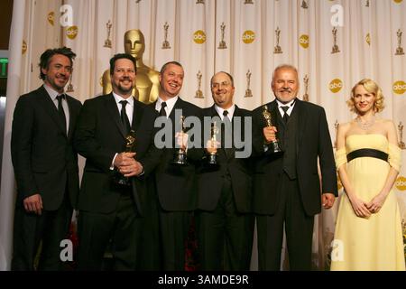 26. Februar 2007 - Los Angeles, CA, USA - Moderatoren Robert Downey Jr. (links) und Naomi Watts (rechts) mit den Gewinnern für Leistung in Visual Effects für '''''Pirates of the Carribbean: Dean man's Chest''' hinter der Bühne bei den 79. Academy Awards im Kodak Theater in Los Angeles, Kalifornien, Sonntag, 25. Februar 2007. (Daniel A. Anderson/Orange County Register/MCT) (Kreditbild: © Daniel A. Anderson/MCT/ZUMAPRESS.com) Stockfoto