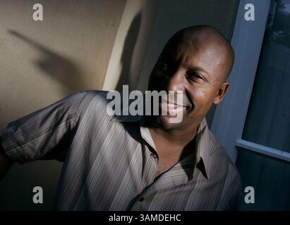21. August 2007 – Los Angeles, CA, USA – Regisseur John Singleton posiert am 21. August 2007 in Los Angeles, Kalifornien. Singleton hat einen neuen Film mit dem Titel "illegale Ausschreibung". (Paul Rodriguez/Orange County Register/MCT) (Kreditbild: © Paul Rodriguez/MCT/ZUMAPRESS.com) Stockfoto