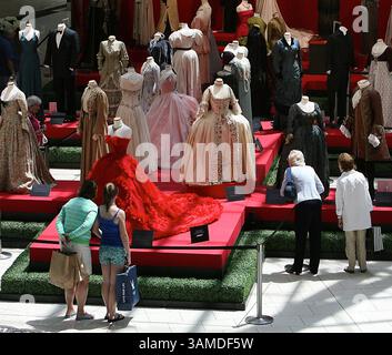 18. April 2008 - Palm Beach Gardens, FL, USA - die Gardens Mall beherbergt Cinematic Couture, eine Kunstausstellung mit mehr als 40 historischen Kostümen aus Hollywood-Filmen. Sie stammen aus den mehr als 250.000 Kostümen und Accessoires des Londoner Designerarchivs, das über 250 Jahre alt ist. (Robert Mayer/South Florida Sun-Sentinel/MCT) (Bild: © Robert Mayer/MCT/ZUMAPRESS.com) Stockfoto