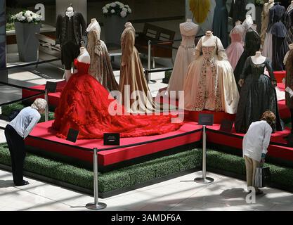 18. April 2008 - Palm Beach Gardens, FL, USA - die Gardens Mall beherbergt Cinematic Couture, eine Kunstausstellung mit mehr als 40 historischen Kostümen aus Hollywood-Filmen. Sie stammen aus den mehr als 250.000 Kostümen und Accessoires des Londoner Designerarchivs, das über 250 Jahre alt ist. (Robert Mayer/South Florida Sun-Sentinel/MCT) (Bild: © Robert Mayer/MCT/ZUMAPRESS.com) Stockfoto