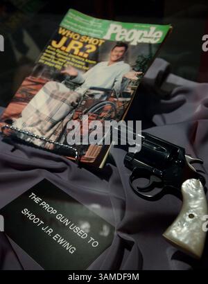 21. Juni 2008 – Parker, TX, USA – die Pistole, mit der J.R. erschossen wurde, wird im Museum der Ranch ausgestellt, bevor am 21. Juni 2008 eine Tour auf der Southfork Ranch in Parker, Texas, stattfindet. Dreißig Jahre nach dem Debüt von Dallas bleibt die Southfork Ranch eine internationale Touristenattraktion. (Mark M. Hancock/Dallas Morning News/MCT) (Kreditbild: © Mark M. Hancock/MCT/ZUMAPRESS.com) Stockfoto