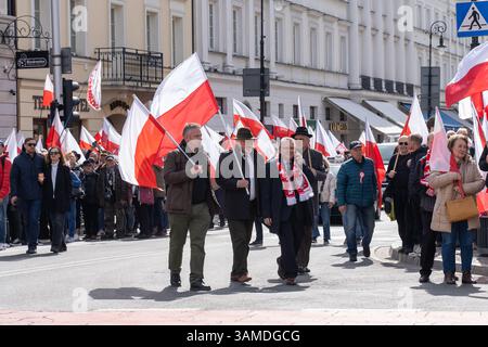 Die Anhänger schwenken während der Kundgebung die Nationalflaggen Polens. In Warschau fand ein marsch zum 1000. Jahrestag des polnischen Königreichs und zum 500. Jahrestag der preußischen Hommage statt. Tausende von Teilnehmern, viele mit weißen und roten Fahnen und Bannern, gingen durch die Straßen und skandierten Slogans wie „Republik“ und „Don't Fear Tusk“. Gegen Mittag nahm Jaroslaw Kaczynski an der Veranstaltung Teil, wie zuvor angekündigt. Um 14:00 Uhr sprach Karol Nawrocki, der Präsidentschaftskandidat, der von der Partei Recht und Gerechtigkeit (PiS) unterstützt wurde, an die Menge auf dem Castle Square, die zuvor gesungen hatte: „This is Stockfoto