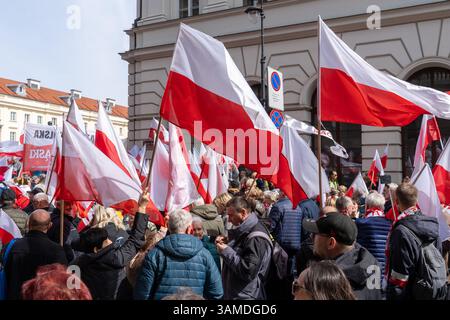Die Anhänger schwenken während der Kundgebung die Nationalflaggen Polens. In Warschau fand ein marsch zum 1000. Jahrestag des polnischen Königreichs und zum 500. Jahrestag der preußischen Hommage statt. Tausende von Teilnehmern, viele mit weißen und roten Fahnen und Bannern, gingen durch die Straßen und skandierten Slogans wie „Republik“ und „Don't Fear Tusk“. Gegen Mittag nahm Jaroslaw Kaczynski an der Veranstaltung Teil, wie zuvor angekündigt. Um 14:00 Uhr sprach Karol Nawrocki, der Präsidentschaftskandidat, der von der Partei Recht und Gerechtigkeit (PiS) unterstützt wurde, an die Menge auf dem Castle Square, die zuvor gesungen hatte: „This is Stockfoto