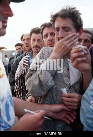 31. Mai 1999 - USA - KRT WORLD NEWS STORY SLUGGED: KOSOVO KRT FOTO VON AMI VITALE/KRT (KRT153 - 1. Juni) ethnische albanische Flüchtlinge aus dem Kosovo warten in Kukes, Albanien, im Mai 30 in der Schlange auf Brot und Nahrung. In Kukes, einer Grenzstadt mit 130 000 Flüchtlingen in fünf Lagern und in den Wohnungen ihrer 25 000 ständigen Bewohner, hat eine gewaltige Nothilfe für das Brotbacken begonnen. (KRT) PL BL KD 1999 (VERT.) (kn) (Bild: © PHOTOGNOSOURCE/mct/ZUMAPRESS.com) Stockfoto