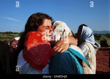 31. Mai 1999 - USA - KRT WORLD NEWS STORY SLUGGED: KOSOVO KRT FOTO VON AMI VITALE/KRT (KRT146 - 1. Juni) ethnische Albaner aus dem Kosovo weinen, während sie sich von Verwandten verabschieden, während sie ein Lager in Kukes, Albanien, verlassen, um ein Lager im südlichen Albanien, Mai 31. Die NATO-Truppen begleiten die Flüchtlinge in weiter entfernte Lager von Kukes wegen der jüngsten Kämpfe zwischen Serben und der Kosovo-Befreiungsarmee an der Grenze. (KRT) PL BL KD 1999 (HORZ.) (kn) (Bild: © PHOTOGNOSOURCE/mct/ZUMAPRESS.com) Stockfoto