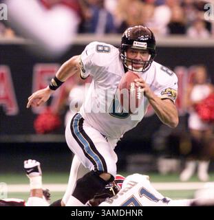 7. November 1999 - USA - KRT SPORTS STORY SLUGGED: JAGUARS-FALCONS KRT FOTO VON BEAU CABELL/MACON TELEGRAPH (KRT4) 7. November ATLANTA, GA - Jacksonville Jaguars Quarterback Mark Brunell sucht nach einem Empfänger im Feld, während die Falken ihn in der ersten Halbzeit unter Druck setzen. Die Jaguars schlugen 30-7 die Falcons und Brunell verpasste drei Touchdowns. (MA) AP PL KD BL 1999 (Horiz) (lde) (zusätzliche Fotos auf KRT Direct, KRT/PressLink oder auf Anfrage erhältlich) (Credit Image: © Macon Telegraph/mct/ZUMAPRESS.com) Stockfoto