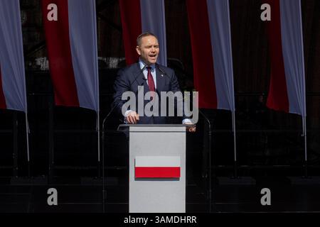 Karol Nawrocki spricht während der Kundgebung. In Warschau fand ein marsch zum 1000. Jahrestag des polnischen Königreichs und zum 500. Jahrestag der preußischen Hommage statt. Tausende von Teilnehmern, viele mit weißen und roten Fahnen und Bannern, gingen durch die Straßen und skandierten Slogans wie „Republik“ und „Don't Fear Tusk“. Gegen Mittag nahm Jaroslaw Kaczynski an der Veranstaltung Teil, wie zuvor angekündigt. Um 14:00 Uhr wandte sich Karol Nawrocki, der Präsidentschaftskandidat, unterstützt von der Partei Recht und Gerechtigkeit (PiS), an die Menge auf dem Schlossplatz, die zuvor gesungen hatte: "Das ist Polen". Accord Stockfoto