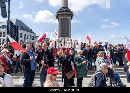 Die Anhänger schwenken polnische Nationalflaggen und schreien während der Kundgebung Slogans. In Warschau fand ein marsch zum 1000. Jahrestag des polnischen Königreichs und zum 500. Jahrestag der preußischen Hommage statt. Tausende von Teilnehmern, viele mit weißen und roten Fahnen und Bannern, gingen durch die Straßen und skandierten Slogans wie „Republik“ und „Don't Fear Tusk“. Gegen Mittag nahm Jaroslaw Kaczynski an der Veranstaltung Teil, wie zuvor angekündigt. Um 14:00 Uhr sprach Karol Nawrocki, der Präsidentschaftskandidat, der von der Partei Recht und Gerechtigkeit (PiS) unterstützt wurde, an die Menge am Castle Square, die Gehör hatte Stockfoto