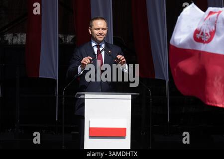 Karol Nawrocki spricht während der Kundgebung. In Warschau fand ein marsch zum 1000. Jahrestag des polnischen Königreichs und zum 500. Jahrestag der preußischen Hommage statt. Tausende von Teilnehmern, viele mit weißen und roten Fahnen und Bannern, gingen durch die Straßen und skandierten Slogans wie „Republik“ und „Don't Fear Tusk“. Gegen Mittag nahm Jaroslaw Kaczynski an der Veranstaltung Teil, wie zuvor angekündigt. Um 14:00 Uhr wandte sich Karol Nawrocki, der Präsidentschaftskandidat, unterstützt von der Partei Recht und Gerechtigkeit (PiS), an die Menge auf dem Schlossplatz, die zuvor gesungen hatte: "Das ist Polen". Accord Stockfoto