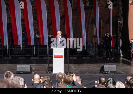 Karol Nawrocki spricht während der Kundgebung. In Warschau fand ein marsch zum 1000. Jahrestag des polnischen Königreichs und zum 500. Jahrestag der preußischen Hommage statt. Tausende von Teilnehmern, viele mit weißen und roten Fahnen und Bannern, gingen durch die Straßen und skandierten Slogans wie „Republik“ und „Don't Fear Tusk“. Gegen Mittag nahm Jaroslaw Kaczynski an der Veranstaltung Teil, wie zuvor angekündigt. Um 14:00 Uhr wandte sich Karol Nawrocki, der Präsidentschaftskandidat, unterstützt von der Partei Recht und Gerechtigkeit (PiS), an die Menge auf dem Schlossplatz, die zuvor gesungen hatte: "Das ist Polen". Accord Stockfoto