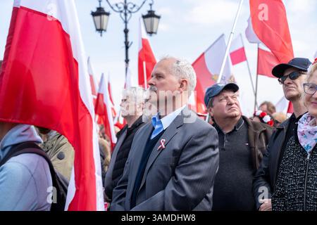 Die Anhänger schwenken während der Kundgebung die Nationalflaggen Polens. In Warschau fand ein marsch zum 1000. Jahrestag des polnischen Königreichs und zum 500. Jahrestag der preußischen Hommage statt. Tausende von Teilnehmern, viele mit weißen und roten Fahnen und Bannern, gingen durch die Straßen und skandierten Slogans wie „Republik“ und „Don't Fear Tusk“. Gegen Mittag nahm Jaroslaw Kaczynski an der Veranstaltung Teil, wie zuvor angekündigt. Um 14:00 Uhr sprach Karol Nawrocki, der Präsidentschaftskandidat, der von der Partei Recht und Gerechtigkeit (PiS) unterstützt wurde, an die Menge auf dem Castle Square, die zuvor gesungen hatte: „This is Stockfoto