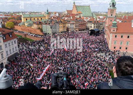 Die Anhänger schwenken polnische Nationalflaggen und schreien während der Kundgebung Slogans. In Warschau fand ein marsch zum 1000. Jahrestag des polnischen Königreichs und zum 500. Jahrestag der preußischen Hommage statt. Tausende von Teilnehmern, viele mit weißen und roten Fahnen und Bannern, gingen durch die Straßen und skandierten Slogans wie „Republik“ und „Don't Fear Tusk“. Gegen Mittag nahm Jaroslaw Kaczynski an der Veranstaltung Teil, wie zuvor angekündigt. Um 14:00 Uhr sprach Karol Nawrocki, der Präsidentschaftskandidat, der von der Partei Recht und Gerechtigkeit (PiS) unterstützt wurde, an die Menge am Castle Square, die Gehör hatte Stockfoto