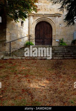 Seiteneingang der Kirche Notre-Dame-du Rosaire, aufgenommen an einem sonnigen Tag ohne Menschen, in Marsolan, Frankreich Stockfoto