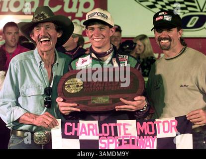 29. September 1998 - USA - KRT SPORTS STORY SLUGGED: PETTY-OBIT KRT DATEI FOTO VON JEFF SINER/CHARLOTTE OBSERVER (KRT9 - 12. Mai) Adam Petty, Mitte, wird mit seinem Großvater, Rennlegende Richard Petty, links und seinem Vater, NASCAR-Fahrer Kyle Petty, rechts gezeigt, nachdem er das Easy Care 100 Rennen am 29. September 1998 auf dem Charlotte Motor Speedway gewonnen hatte. Adam, der jüngste im Rennsport-Clan, starb am Freitag, den 12. Mai 2000 bei einem Unfall in Concord, New Hampshire. (CH) AP PL KD 2000 (Horiz) (gsb) (Kreditbild: © Charlotte Observer/mct/ZUMAPRESS.com) Stockfoto