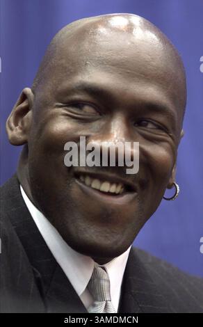 19. Januar 2000 - USA - KRT SPORTS STORY SLUGGED: JORDAN-WIZARDS KRT FOTO VON CHUCK KENNEDY/KRT (KRT134) 19. Januar WASHINGTON, DC-- der pensionierte Basketballstar Michael Jordan kündigte an, dass er die Geschäfte der NBA Washington Wizards leiten werde. Die Ankündigung erfolgte auf einer Pressekonferenz im MCI Center, der Sportarena in der Innenstadt, in der die Zauberer zu Hause sind. (KRT) PL KD BL 2000 (Vert) (lde) (Kreditbild: © PHOTOGNOSOURCE/mct/ZUMAPRESS.com) Stockfoto