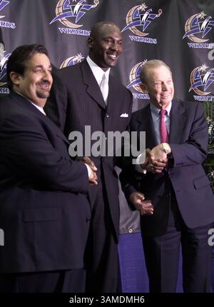 19. Januar 2000 - USA - KRT SPORTS STORY SLUGGED: JORDAN-WIZARDS KRT FOTO VON CHUCK KENNEDY/KRT (KRT133) 19. Januar WASHINGTON, DC-- pensionierter Basketballstar Michael Jordan, Center, mit Wizards Mehrheitseigentümer Abe Pollin, rechter und Minderheitseigentümer Ted Leonsis, links, einer Führungskraft bei America Online, kündigte an, dass er den Betrieb der NBA Washington Wizards leiten werde. Die Ankündigung erfolgte auf einer Pressekonferenz im MCI Center, der Sportarena in der Innenstadt, in der die Zauberer zu Hause sind. (KRT) PL KD BL 2000 (Vert) (lde) (Kreditbild: © PHOTOGNOSOURCE/mct/ZUMAPRESS.com) Stockfoto