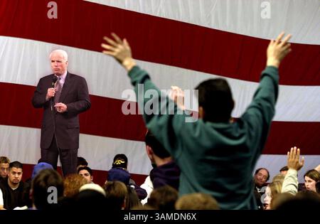 29. Februar 2000 - USA - KRT US-NEWS STORY SCHLEPPTE: MCCAIN KRT FOTO VON JOSE CARLOS FAJARDO/CONTRA COSTA TIMES (KRT139) FRESNO, KALIFORNIEN 29. Februar - Roy Cavazos, 28 Jahre alt, aus Sanger, versucht, Senator John McCain während eines Rathaustreffens im Fresno State University Gymnasium am Dienstag, 29. Februar 2000 in Fresno, Kalifornien, aufmerksam zu machen. (CC) PL KD BL 2000 (Horiz) (lde) (Kreditbild: © Contra Costa Times/mct/ZUMAPRESS.com) Stockfoto