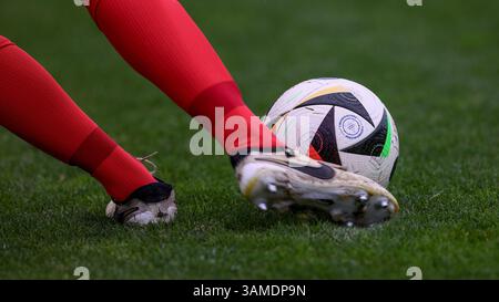 v.li.: Zwei Füße auf dem Rasen und spielen den Ball, der Spielball liegt auf dem Spielfeld, Rasen, Gras, Boden, Google Pixel Frauen-Bundesliga, adidas, Fussballliebe, Fußballliebe, Pro, Precisionshell, Speedshell, Symbolfoto, Symbol, Symbolbild Fussball, Fußball, Ball, Offizieller Ball, Offizieller Spielball, Offizieller Match Ball, Offizieller Match Ball, Offizieller Matchballr, DIE DFB-RICHTLINIEN UNTERSAGEN JEGLICHE NUTZUNG VON FOTOS ALS SEQUENZBILDER UND/ODER VIDEOÄHNLICHE FOTOSTRECKEN. DFB-VORSCHRIFTEN VERBIETEN JEDE VERWENDUNG VON FOTOGRAFIEN ALS BILDSEQUENZEN UND/ODER QUASI-VIDEO., 13.04.2025, HAMBURG (DEUTSCHLAND), FUSSBALL, 2. Stockfoto