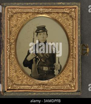 18. Februar 2011 - Washington, DC, USA - dieser unidentifizierte Soldat in Uniform scheint unruhig zu sein, da er in einem Ambrotypenporträt aus dem Amerikanischen Bürgerkrieg einen US-Pistolenkarbin des Modells 1855 mit angebrachtem Schulterstock und Säbel hält. Das Foto befindet sich in der Ausstellung „The Last Full Measure: Civil war Photographs from the Liljenquist Family Collection“ in der Library of Congress in Washington, D.C. bis zum 13. August 2011. (Bibliothek des Kongresses/MCT) (Bild: © Handout/MCT/ZUMAPRESS.com) Stockfoto
