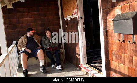 22. März 2011 – San Bruno, KALIFORNIEN – Carlos Vasquez und seine Mutter Carlene sitzen auf der Veranda ihres Hauses, bevor Arbeiter am 22. März 2011 das Haus der Familie in San Bruno, Kalifornien, zerstören. Das Haus wurde durch eine Erdgaspipelineexplosion unrepariert beschädigt. Die Familienpläne für den Wiederaufbau. (Gary Reyes/San Jose Mercury News/MCT) (Kreditbild: © Gary Reyes/MCT/ZUMAPRESS.com) Stockfoto