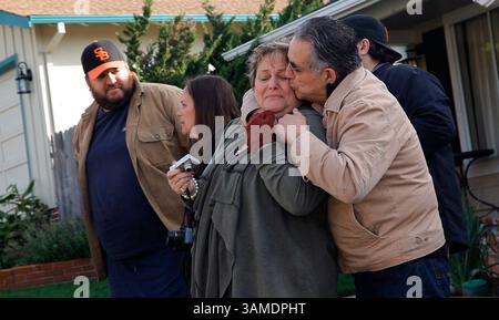 22. März 2011 – San Bruno, KALIFORNIEN – Carlene Vasquez bekommt einen Kuss von ihrem Ehemann Art Vasquez, als sie zusehen, wie Arbeiter am 22. März 2011 das Haus der Familie in San Bruno, Kalifornien, abreißen. Das Haus wurde durch eine Erdgaspipelineexplosion unrepariert beschädigt. Die Familienpläne für den Wiederaufbau. (Gary Reyes/San Jose Mercury News/MCT) (Kreditbild: © Gary Reyes/MCT/ZUMAPRESS.com) Stockfoto