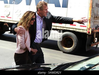 15. September 2011 – Minneapolis, MN, USA – der ehemalige Minnesota Vikings Joe Senser, rechts, eskortiert seine Frau Amy Senser zu einem Auto, nachdem sie am 15. September 2011 aus dem Gefängnis von Hennepin County in der Innenstadt von Minneapolis, Minnesota entlassen wurde. Amy Senser wurde im Todesfall eines beliebten Küchenchefs aus Minneapolis angeklagt. (Jerry Holt/Minneapolis Star Tribune/MCT) (Kreditbild: © Jerry Holt/MCT/ZUMAPRESS.com) Stockfoto