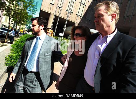 15. September 2011 – Minneapolis, MN, USA – flankiert von ihrem Anwalt Eric Nelson, links, und Ehemann, der ehemalige Minnesota Vikings Joe Senser, rechts, verließ Amy Senser das Hennepin County Gefängnis in der Innenstadt von Minneapolis, Minnesota, am 15. September 2011, nachdem sie eine Anleihe gestellt hatte. Amy Senser wurde im Todesfall eines beliebten Küchenchefs aus Minneapolis angeklagt. (Jerry Holt/Minneapolis Star Tribune/MCT) (Kreditbild: © Jerry Holt/MCT/ZUMAPRESS.com) Stockfoto