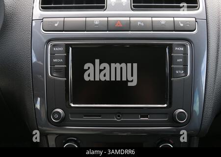 Moderne Armaturenbrett-Mittelkonsole mit Touchscreen und Bedientasten. Stockfoto