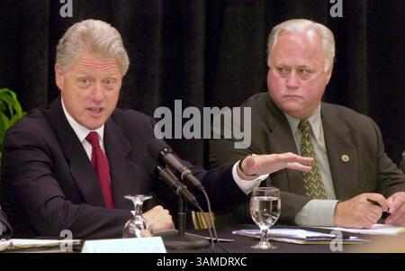 12. Mai 2000 - USA - KRT US-NACHRICHTENGESCHICHTE SCHLEPPTE: CLINTON KRT FOTO VON BOB DEMAY/AKRON BEACON JOURNAL (KRT117) AKRON, OH 12. Mai - Präsident Bill Clinton macht Bemerkungen bei einem Treffen mit lokalen Beamten und Gewerkschaftsführern in Akron, Ohio, während der stadtrat Jerry Holland, rechts, zusieht. Clinton sprach im Kongress einen Gesetzesentwurf an, der China den Status der ständigen normalen Handelsbeziehungen einräumt. (AK) PL KD BL 2000 (Horiz) (gsb) (Kreditbild: © Akron Beacon Journal/mct/ZUMAPRESS.com) Stockfoto