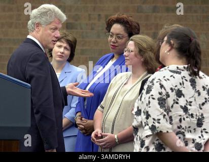 12. Mai 2000 - USA - KRT US-NEWS-STORY SCHLEPPTE: CLINTON KRT FOTO VON BOB DEMAY/AKRON BEACON JOURNAL (KRT118) AKRON, OH 12. Mai -- Präsident Bill Clintonspricht mit Ohio Koordinatoren der Million Mom März Freitag. Von links sind Jennifer Robbins, Julie Eichorn, Cathi Webber und Monica Shepherd. Der marsch gegen Waffengewalt wird in Washington und anderen Städten am Muttertag stattfinden. (AK) PL KD BL 2000 (Horiz) (gsb) (Kreditbild: © Akron Beacon Journal/mct/ZUMAPRESS.com) Stockfoto