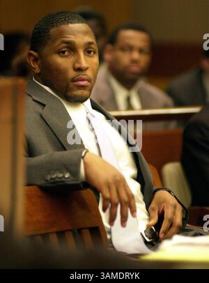 24. Mai 2000 - USA - KRT US-NEWS-STORY SCHLEPPTE: LEWIS KRT POOL-FOTO VON KIMBERLY SMITH/ATLANTA JOURNAL CONSTITUTION ATLANTA, GEORGIA, 24. Mai - Baltimore Ravens Linebacker Ray Lewis hört die Aussage von Christopher Shinholster am Mittwoch, 24. Mai 2000 im Fulton County Superior Court. Lewis, Reginald Oakley und Joseph Sweeting werden wegen Mordes an Richard Lollar und Jacinth Baker angeklagt, die am Morgen nach dem Super Bowl in Atlanta, Georgia, erstochen wurden. (AJC) PL KD BL 2000 (Vert) (mvw) -- KEINE KARTEN, KEINE VERKÄUFE (Kreditbild: © PHOTOGNOSOURCE/mct/ZUMAPRESS.com) Stockfoto